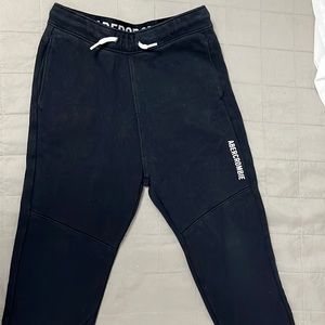Abercrombie boys joggers in black size 7/8.